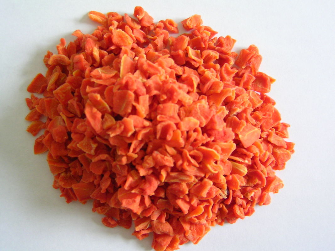 Vermelho brilhante a cenoura secada lasca delicioso típico da peça da raiz com açúcar alto