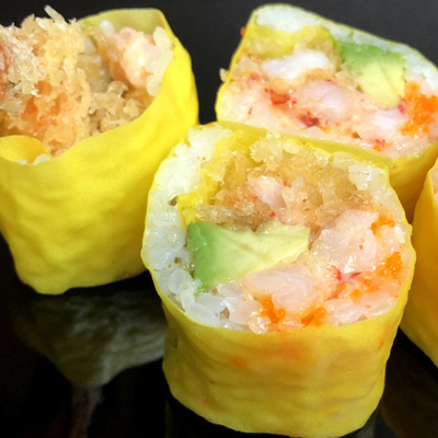 O envoltório Mamenori do sushi do arco-íris cobre o crepe da soja do sushi