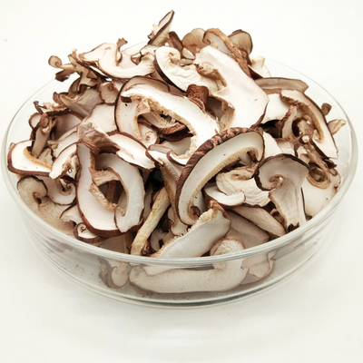 Brown escuro secou a nutrição alta cortada dos cogumelos de Shiitake