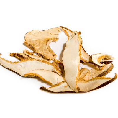 Os produtos cobertos de urzes secaram cogumelos de Shiitake cortam cozinhando