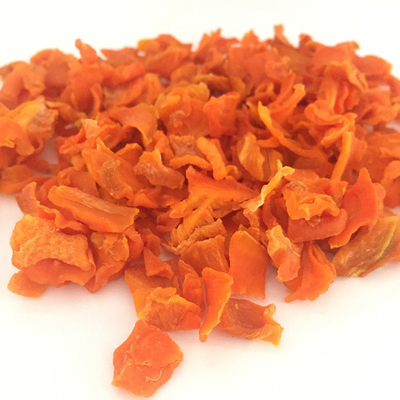 Lanche saudável Flocos de cenoura secos cortados em cruz carregados com vitamina C
