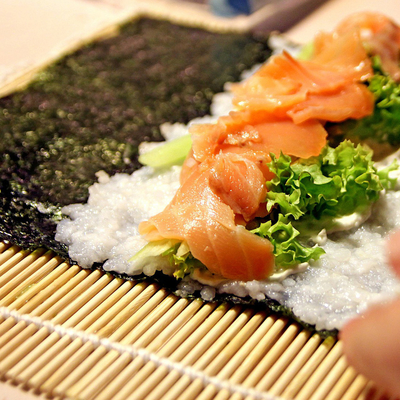 Alga marinha assada verde escuro Nori Disponibilidade Ingredientes de Sushi em rolos