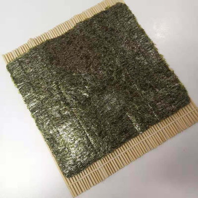 Disponibilidade Sushi em rolos Alga marinha assada Nori com ingredientes verde escuro