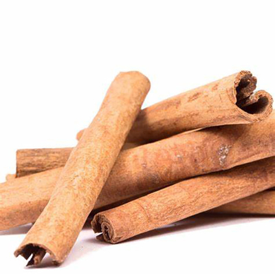 Bastões de canela seca e ervas Cassia Canela para cozinhar