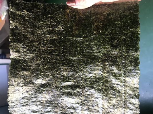 Escuro - folhas de alga verdes de Nori do sushi do produto comestível